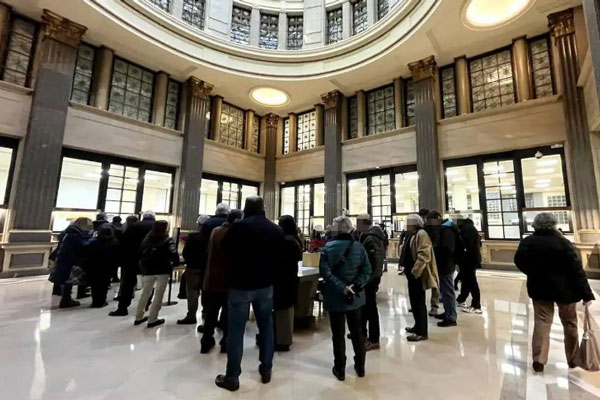 Letras del Tesoro - Clientes y ahorradores participan de una subasta en el interior del Banco de España 