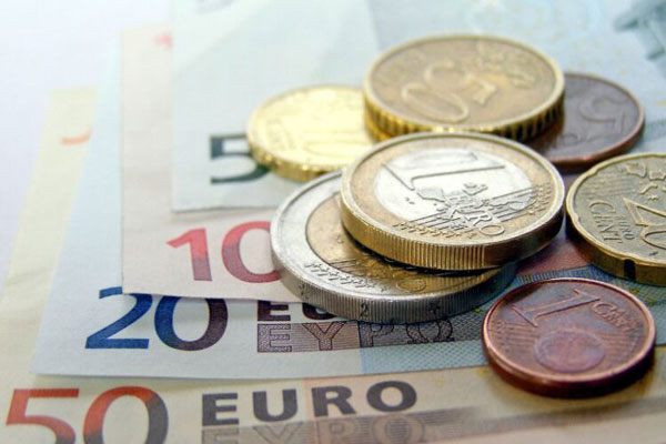 Euros en monedas y billetes como parte de la comisión que cobran algunos bancos ante estos métodos de pago 