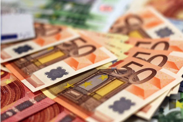 Letras del Tesoro - Euros en efectivo de distintas denominaciones tendidos sobre la mesa 