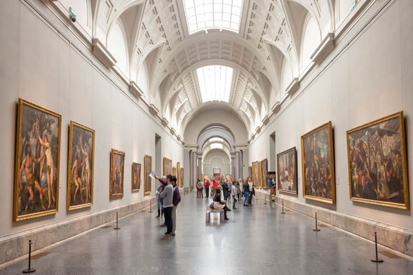 Museos gratis de Madrid - Turistas y locales se detienen a apreciar parte de las colecciones más célebres y antiguas de una sala