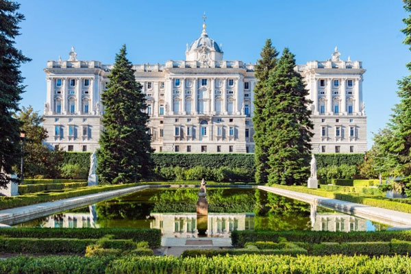 Museos gratis de Madrid - Parte de la fachada del Palacio Real de Madrid desde los jardines de Sabatini