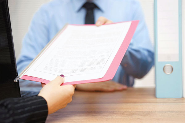 Letras del Tesoro - Hombre consiga una solicitud formal ante una instancia bancaria 