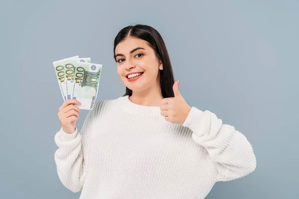 Joven se muestra feliz y satisfecha con la multiplicación de sus ahorros a corto plazo 