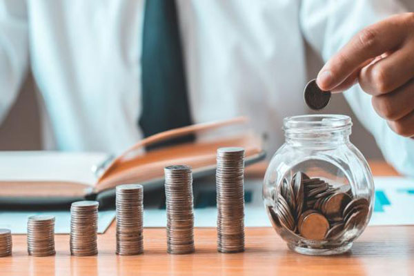 Letras del Tesoro - Hombre con corbata incrementa sus ingresos y ahorros de forma progresiva a lo largo del año 