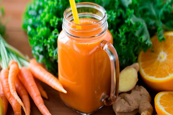Zumo de zanahoria, jengibre y naranja para potenciar la belleza de la piel y aumentar las defensas del sistema inmunológico en el día a día