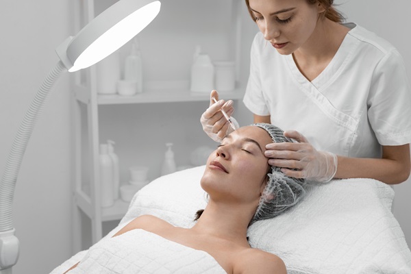 Bótox Barcelona - Médico especialista aplicando una inyección de bótox en el rostro de una mujer en la mejor clínica estética Barcelona