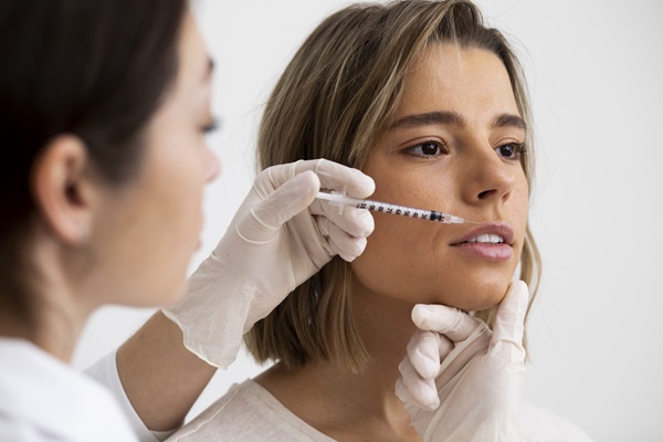 Bótox Barcelona - Mujer joven recibiendo un tratamiento de bótox Barcelona en la cara