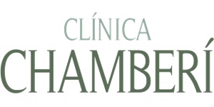 Logo de Clínica Chamberí, equipo médico experimentando en la aplicación de tratamientos estéticos