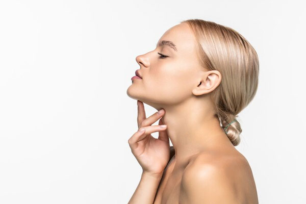 Mejores clínicas estéticas Barcelona - Joven exhibe su hermoso perfil tras someterse a una rinomodelación en la mejor clínica estética Barcelona