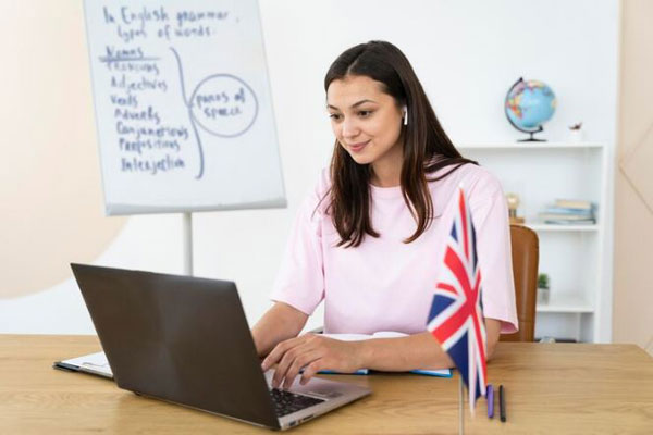 Regalos de navidad - Joven disfruta de su curso de inglés como parte de una promoción navideña 