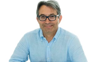 Foto del Dr. Alexandros Seiadatan, profesional reconocido por su experiencia y precio injerto capilar accesible