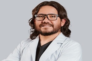 Mejores cirujanos capilares España - Dr. Alonso Benavente, experto en injerto capilar Madrid