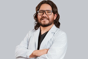 Mejores cirujanos capilares Barcelona - Foto del Dr. Alonso Benavente, de los mejores tricólogos en Barcelona
