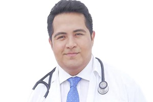 Foto del Dr. Hiram Abif Espinosa Custodio, médico con amplia experiencia en implante capilar