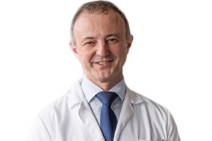 Mejores cirujanos capilares Barcelona - Foto del Dr. José Luis Martínez, experimentado especialista en injerto capilar Barcelona