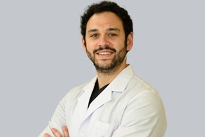 Mejores cirujanos capilares Madrid - Foto del Dr. Nicolás de Vicente, catalogado como el mejor cirujano capilar España