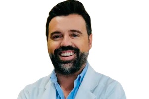 Mejores cirujanos capilares Madrid - Foto del Dr. Román Márquez, uno de los mejores cirujanos capilares España