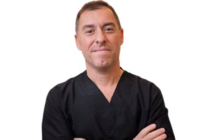 Mejores cirujanos capilares Barcelona - Foto del Dr. Vincenzo Mónaco, experto en cirugía capilar Barcelona