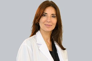 Mejores cirujanos capilares Madrid - Foto de la Dra. Bárbara López, especialista en implante capilar Madrid de la mejor clínica injerto capilar Madrid