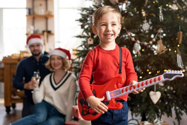 Padres celebran la alegría de su hijo tras recibir una guitarra eléctrica como parte de los obsequios navideños 