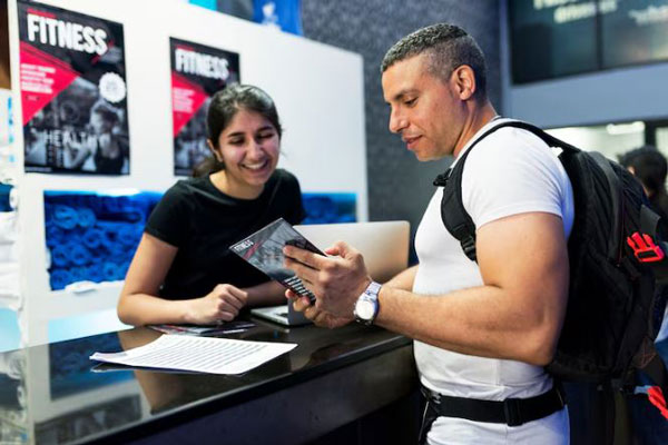 Regalos de navidad - Hombre pregunta por la membresía del gimnasio para hacerle un presente navideño a su esposa