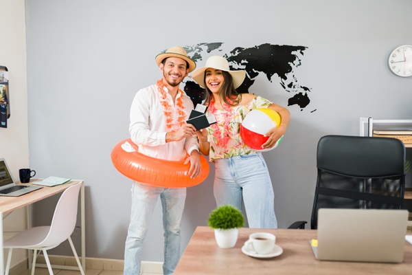 Agencias de viajes - Hombre y mujer preparados para irse de vacaciones gracias a las ofertas agencias de viajes en Madrid