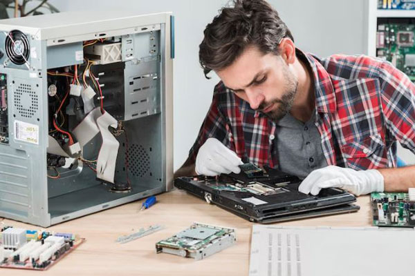 Reparación de ordenadores - Técnico en informática trabaja en la revisión y reparación de una laptop
