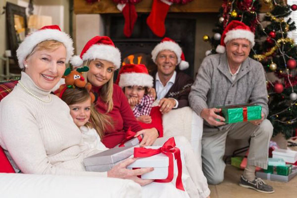 Regalos de navidad - Retrato de una familia feliz tras un intercambio de obsequios navideños 