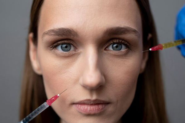 Joven con mejillas caídas recurre a un aumento de pómulos para rejuvenecer su rostro