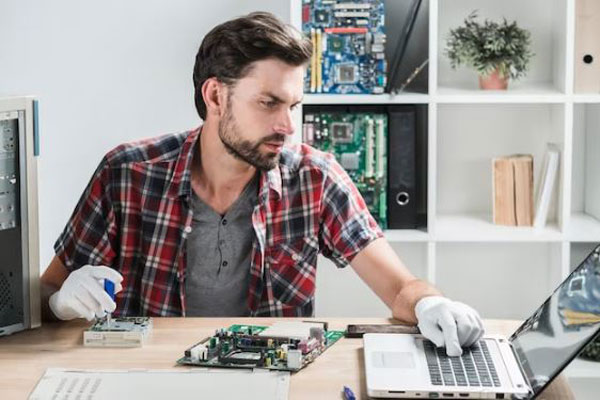 Técnico informático comprueba la correcta instalación de un software