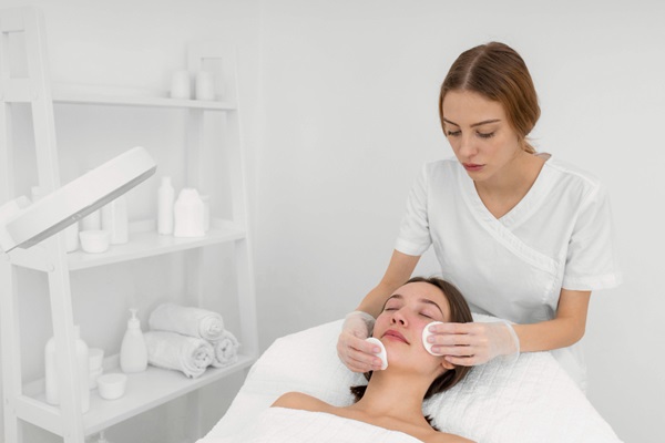 Tratamientos estéticos - Esteticista realizando un tratamiento estético en el rostro de una mujer joven en las mejores clínicas estéticas Madrid