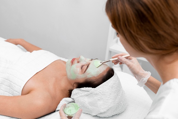 Tratamientos estéticos - Esteticista realizando un procedimiento estético en una de las mejores clínicas estéticas Madrid