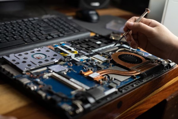 reparación de ordenadores Barcelona - técnico de pc arreglando la CPU de un portátil