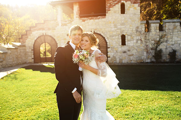 esposos-posando-frente-a-castillo-ubicado-en-alguna-de-las-10-mejores-fincas-para-bodas-en-madrid