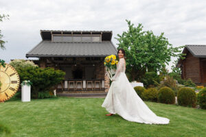 novia-posando-frente-a-finca-de-boda-madrid