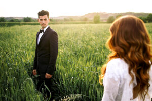 esposos-mirandose-mutuamente-en-boda-al-aire-libre