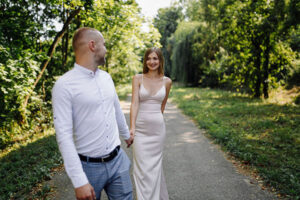 pareja-de-esposos-en-camineria-en-finca-de-boda-madrid