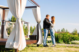 esposos-mirandose-frente-al-altar-en-una-de-las-10-mejores-fincas-para-bodas-en-madrid