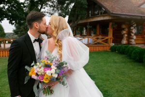 esposos-besandose-en-boda-al-aire-libre-en-finca