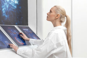 mujer-informatica-frente-a-monitor-herramientas-de-inteligencia-artificial