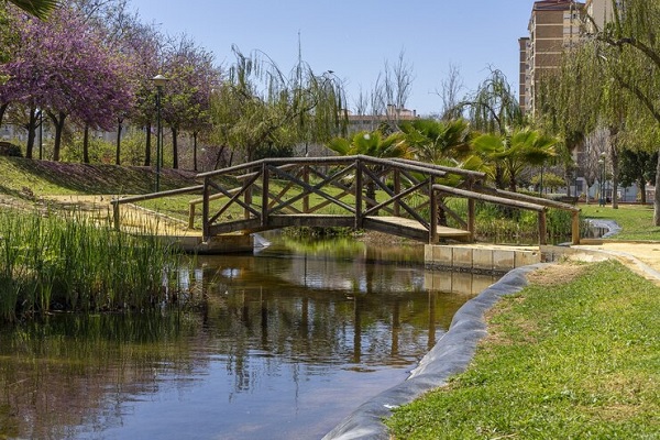Parques infantiles de Madrid- Parque con puente sobre im riachuelo