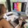 Diseño gráfico - Mujer realizando un trabajo diseño gráfico en una de las mejores agencias de diseño gráfico en Madrid