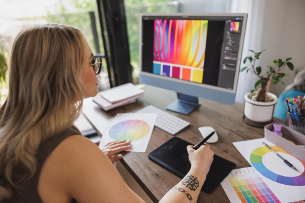 Diseño gráfico - Mujer realizando un trabajo diseño gráfico en una de las mejores agencias de diseño gráfico en Madrid