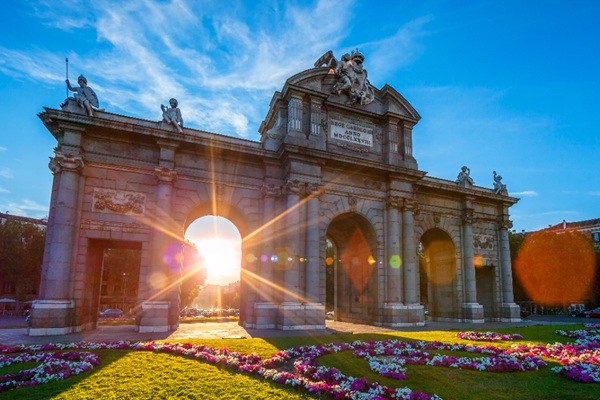 Destinos turísticos - Puerta de Alcalá, uno de los mejores sitios para visitar entre los destinos turísticos de Madrid