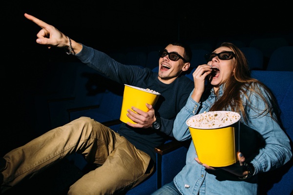 Mejores películas españolas - Hombre y mujer en el cine español viendo películas de España reconocidas como una de las mejores películas españolas
