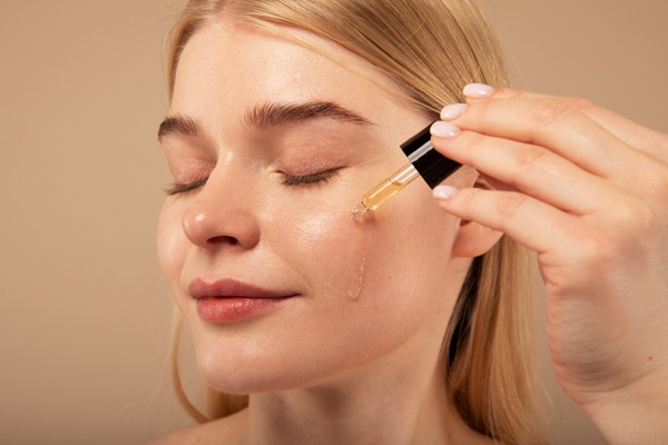 Serum antiarrugas - Mujer aplicándose un sérum antiarrugas efecto bótox Madrid con toxina botulínica para lograr un rejuvenecimiento facial
