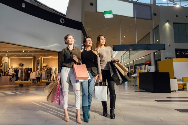 Centros comerciales - Mujeres en el shopping center haciendo compras en uno de los mejores centros comerciales de Madrid