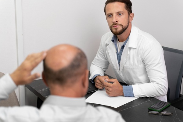 Tricólogos - Mejor cirujano capilar España experto en tricología evaluando a un hombre con alopecia avanzada en la mejor clínica injerto capilar Madrid