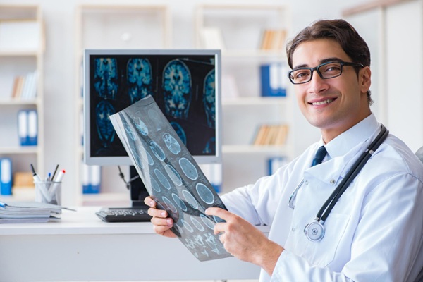Neurólogos - Neurólogo experto en enfermedades neurológicas reconocido como uno de los mejores neurólogos de Barcelona evaluando un examen neurológico