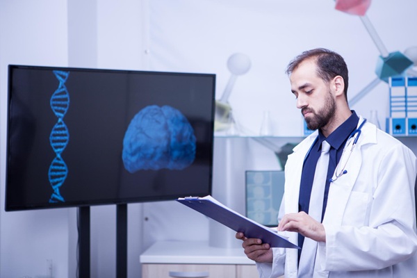 Neurólogos - Neurólogo experto en enfermedades neurológicas reconocido como uno de los mejores neurólogos de Madrid evaluando un examen neurológico